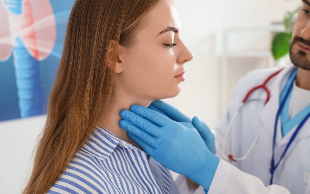 Médico avaliando paciente em consultório