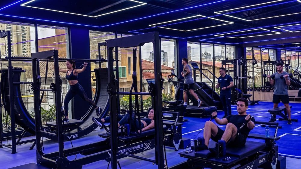 Estúdio de performance com equipamentos de exercício
